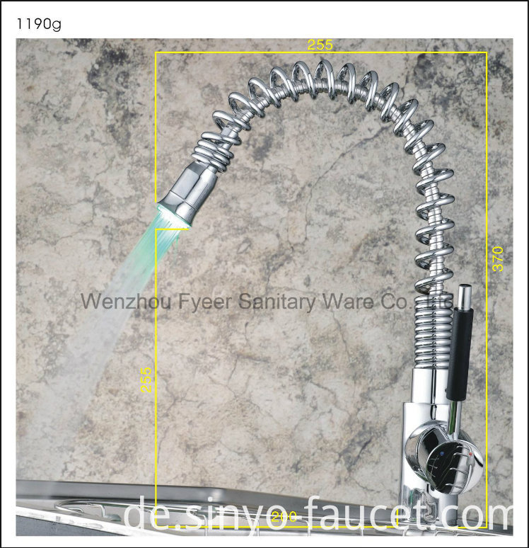 Pull-out Spray Self-Power LED Brass Kitchen Sink Faucet (QH0781F)